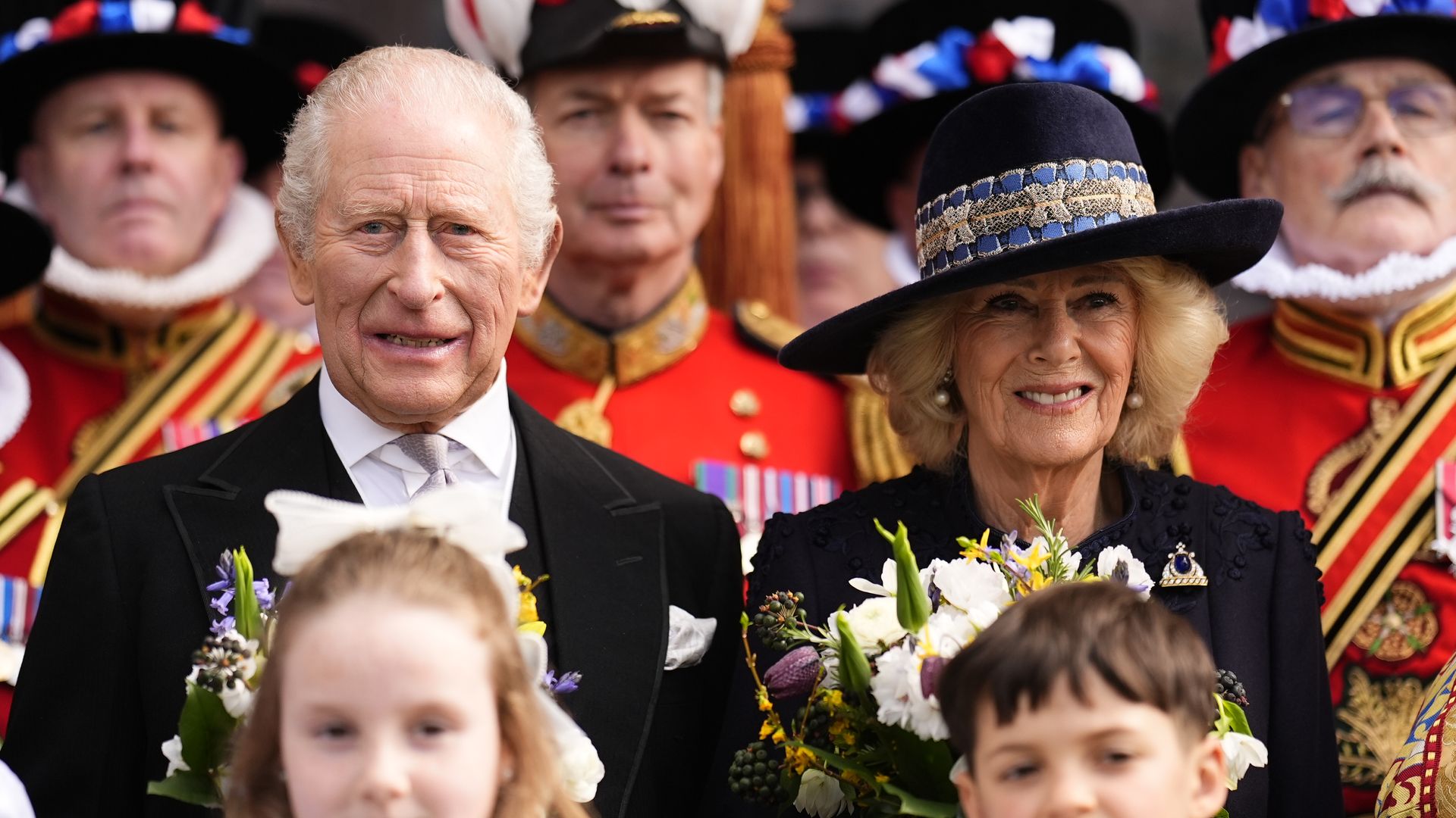 Los reyes Carlos y Camilla, en la misa de Jueves Santo marcada por unos actos vandálicos y una importante novedad que afecta a sus sobrinas