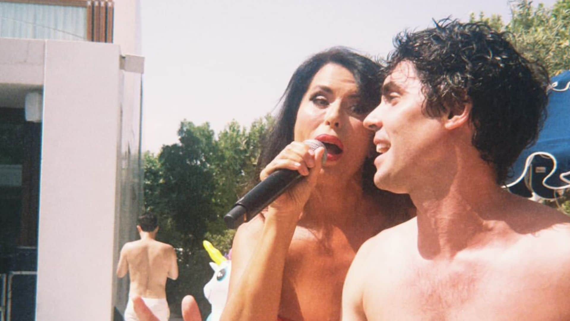 Descubrimos qué hacen en la piscina de Javier Ambrossi Pedro Almodovar, Chanel y Sonia y Selena