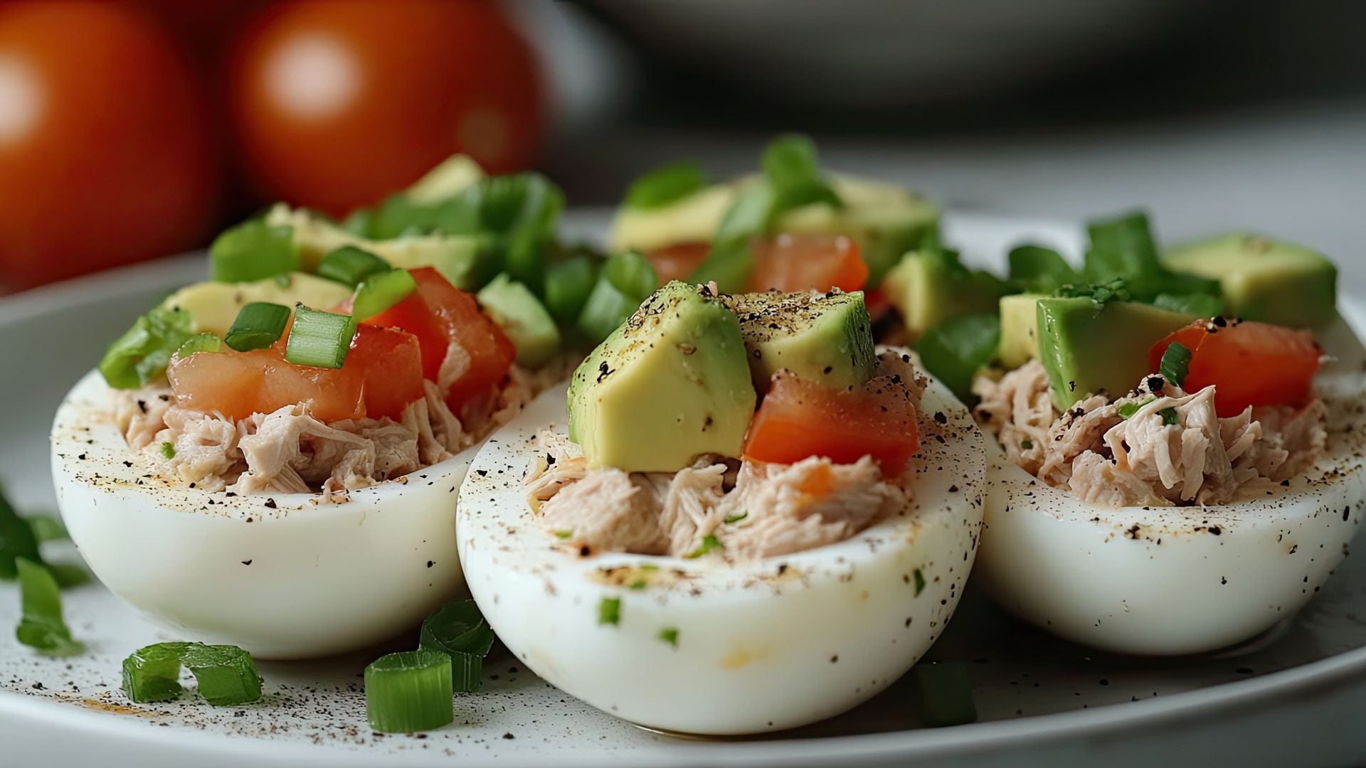 Con atún y aguacate: la receta de huevos rellenos sana y alta en proteínas
