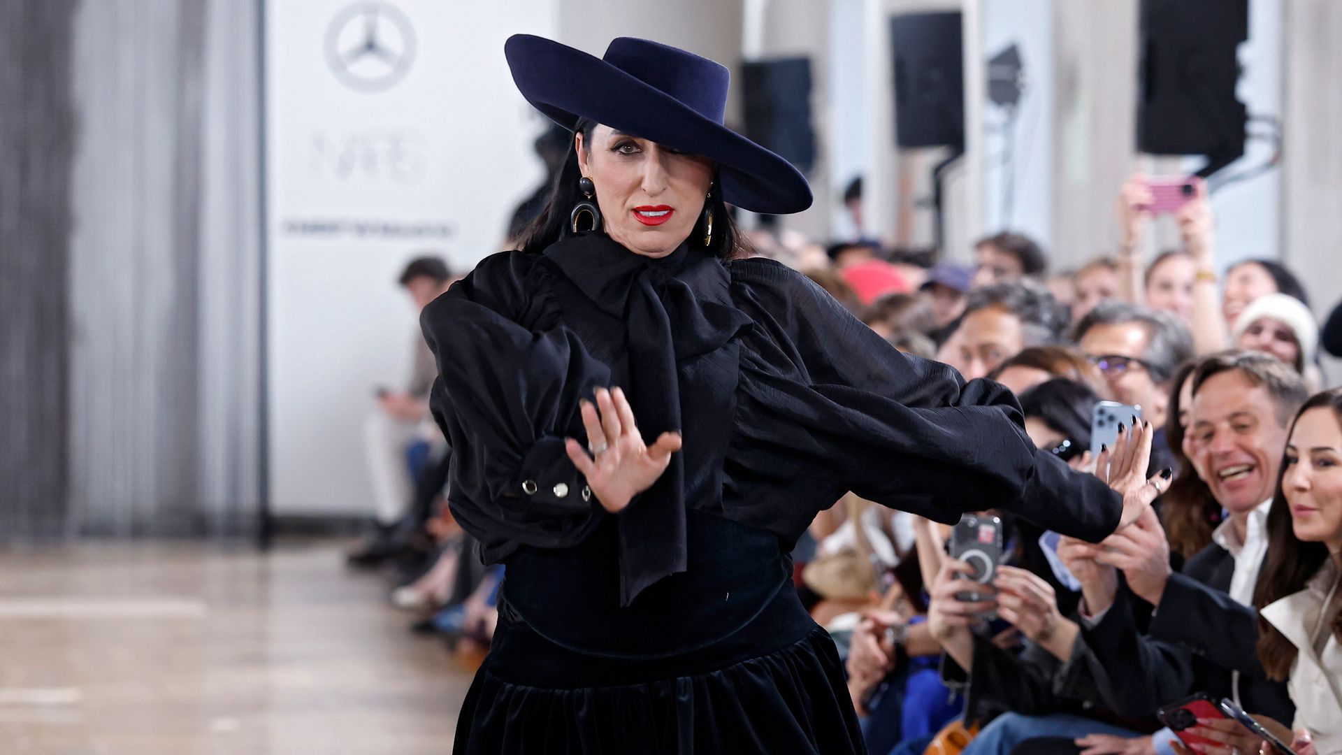 Rossy de Palma cierra el desfile de The Label Edition y adelanta que el próximo otoño todas vestiremos como Loulou de la Falaise en los 80