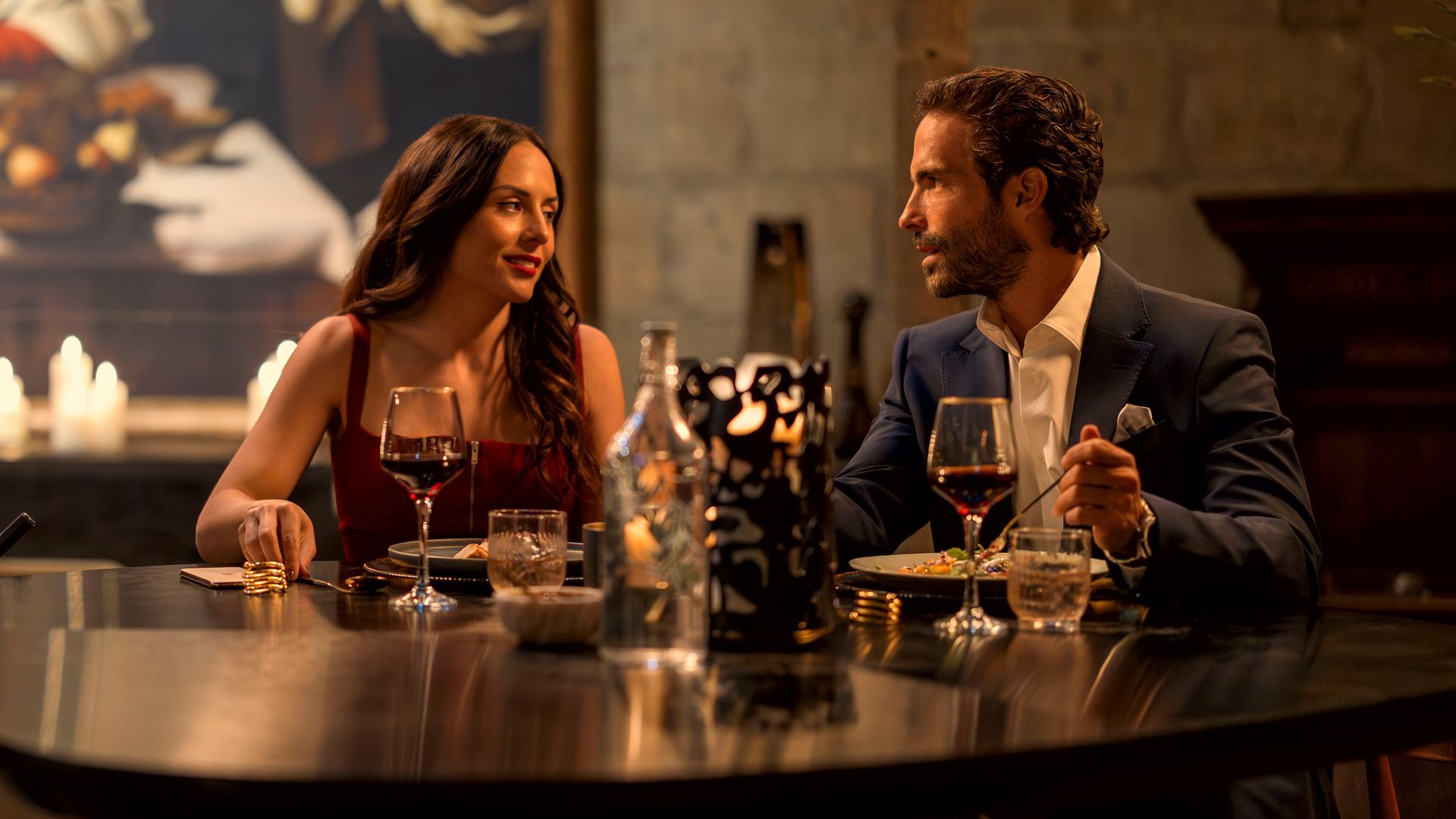Zuria Vega y Osvaldo Benavides en 'El Círculo', de Netflix.