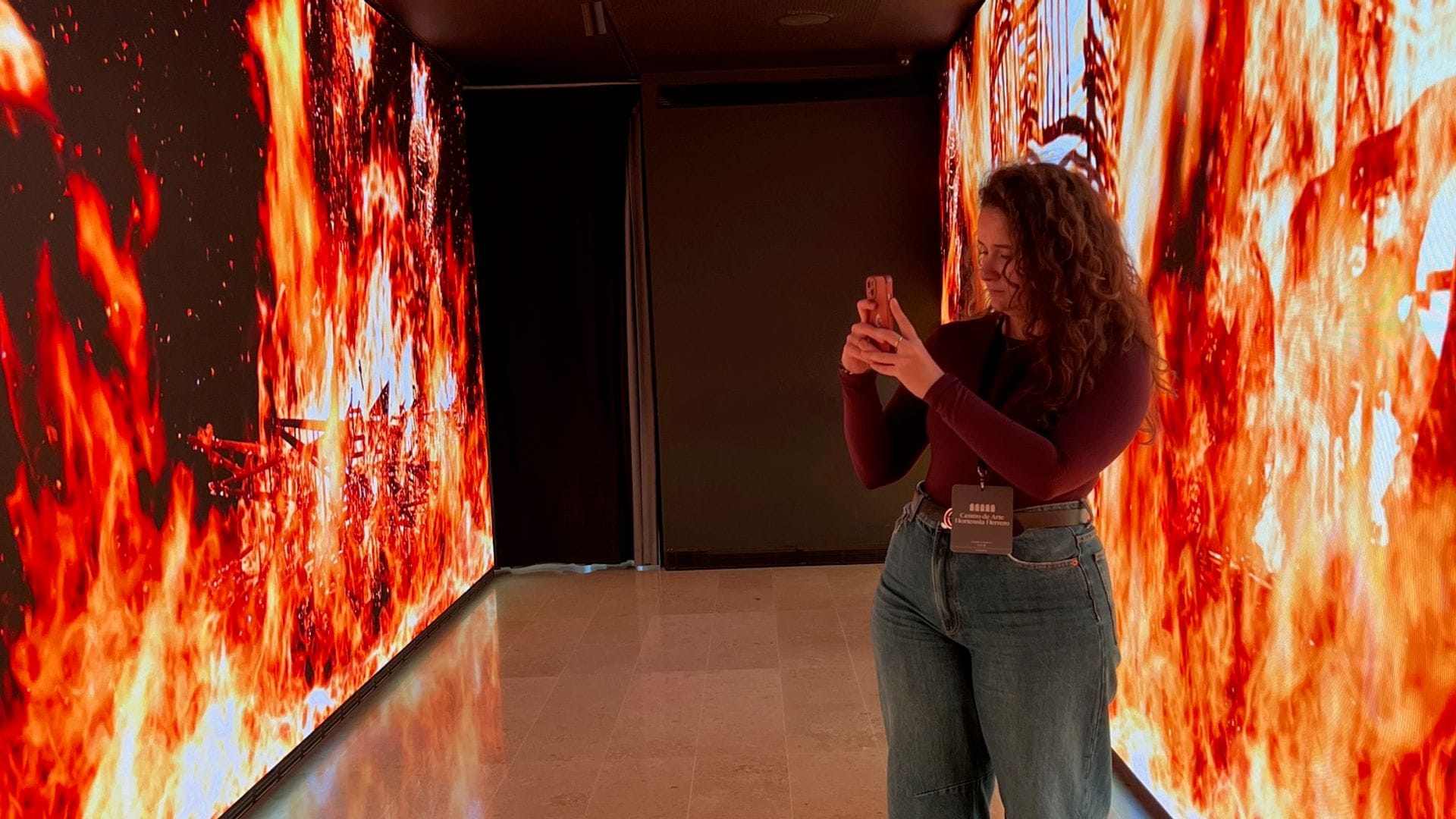 la videoinstalación Transformer, del británico Mat Collishaw, inspirada en las Fallas de Valencia