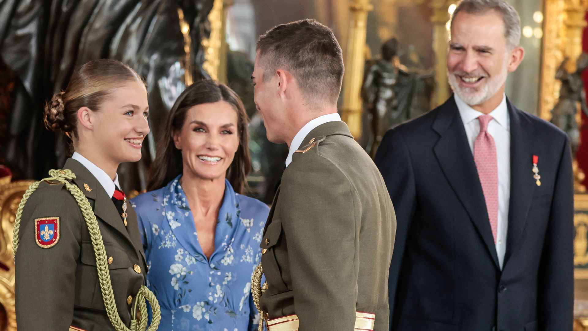 Las 12 curiosidades de la Fiesta Nacional durante el reinado de Felipe VI: el susto del paracaidista, la cabra de la Legión o el debut de Leonor
