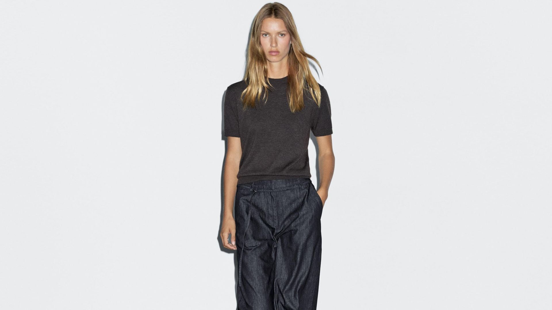Modelo rubia con pantalones anchos y camiseta de manga corta de Massimo Dutti