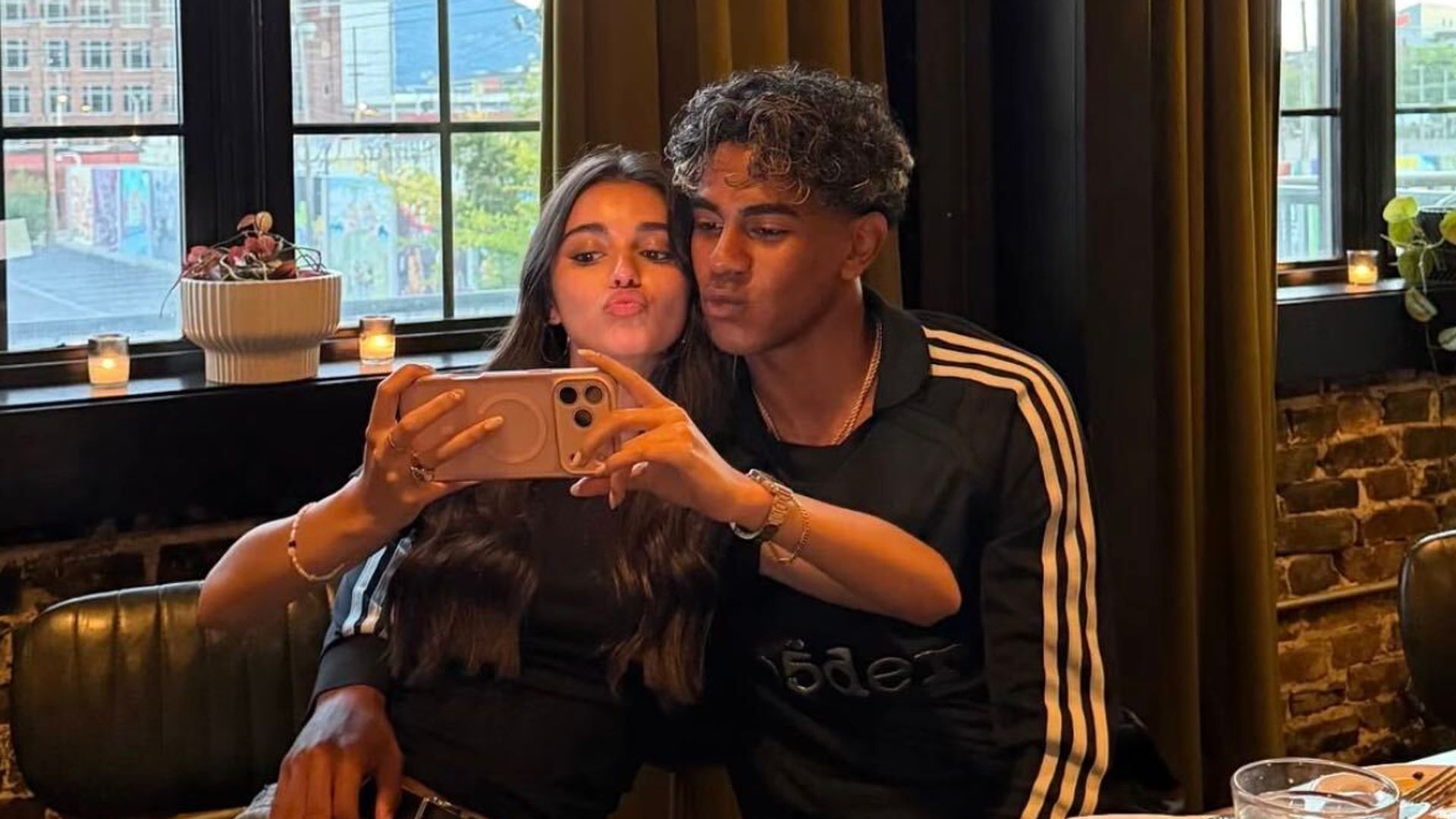 Lamine Yamal e Inés García disfrutando juntos de una comida, en medio del Mundial 2026.