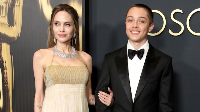 Plano medio de Angelina Jolie y su hijo Knox posando en los Governors Awards 2024