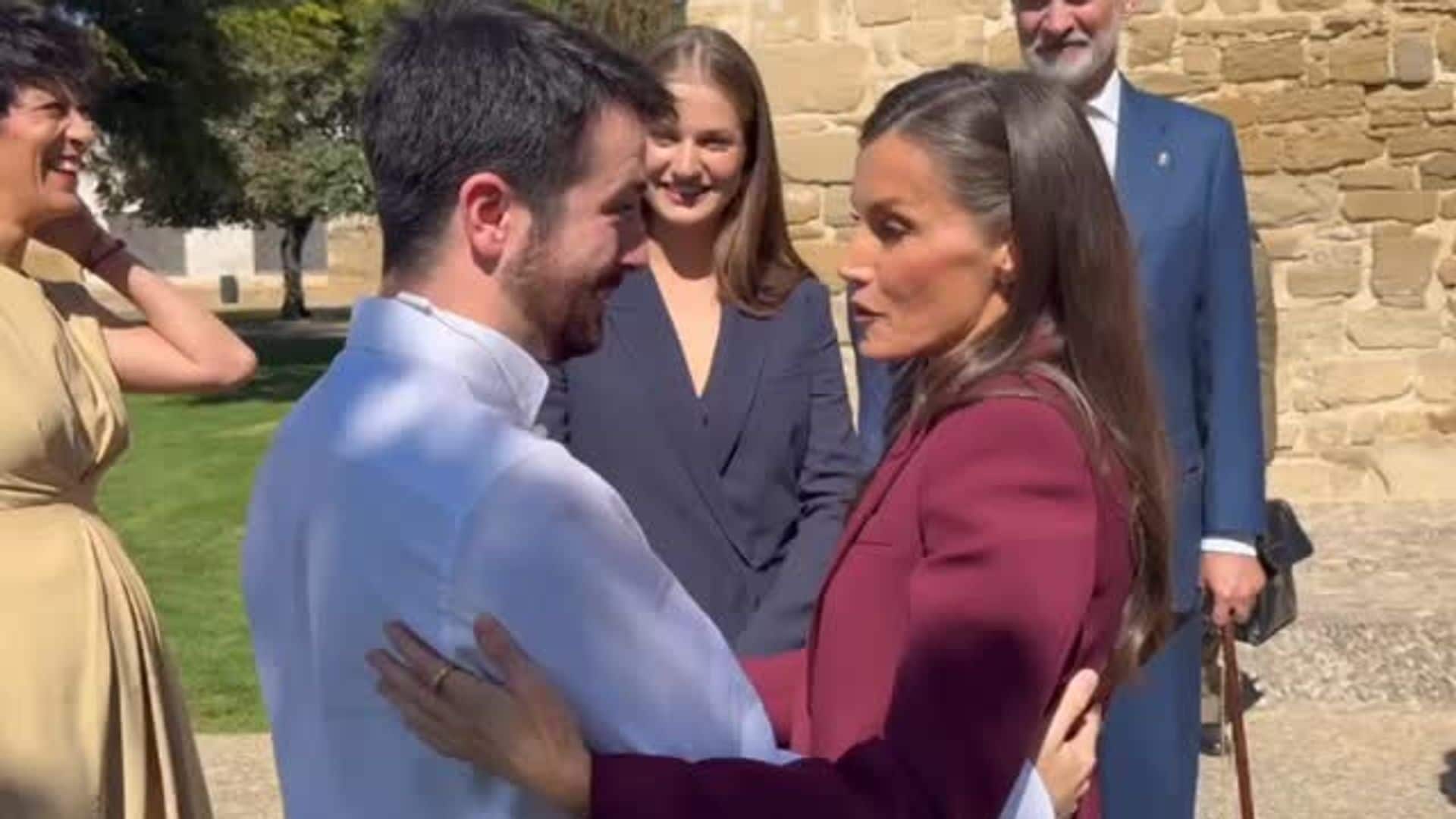 El momentazo de Letizia con un exconcursante de 'La Voz' en Navarra: "Eres como un hijo mío"