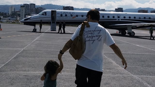 Camilo y su hija Índigo abordaron el avión de la mano