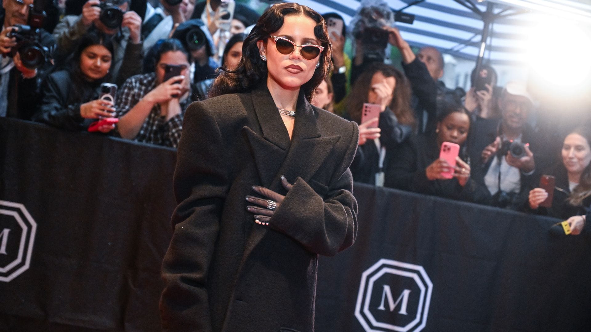 Jenna Ortega conquista la Met Gala 2025 con su estilo gótico y sofisticado