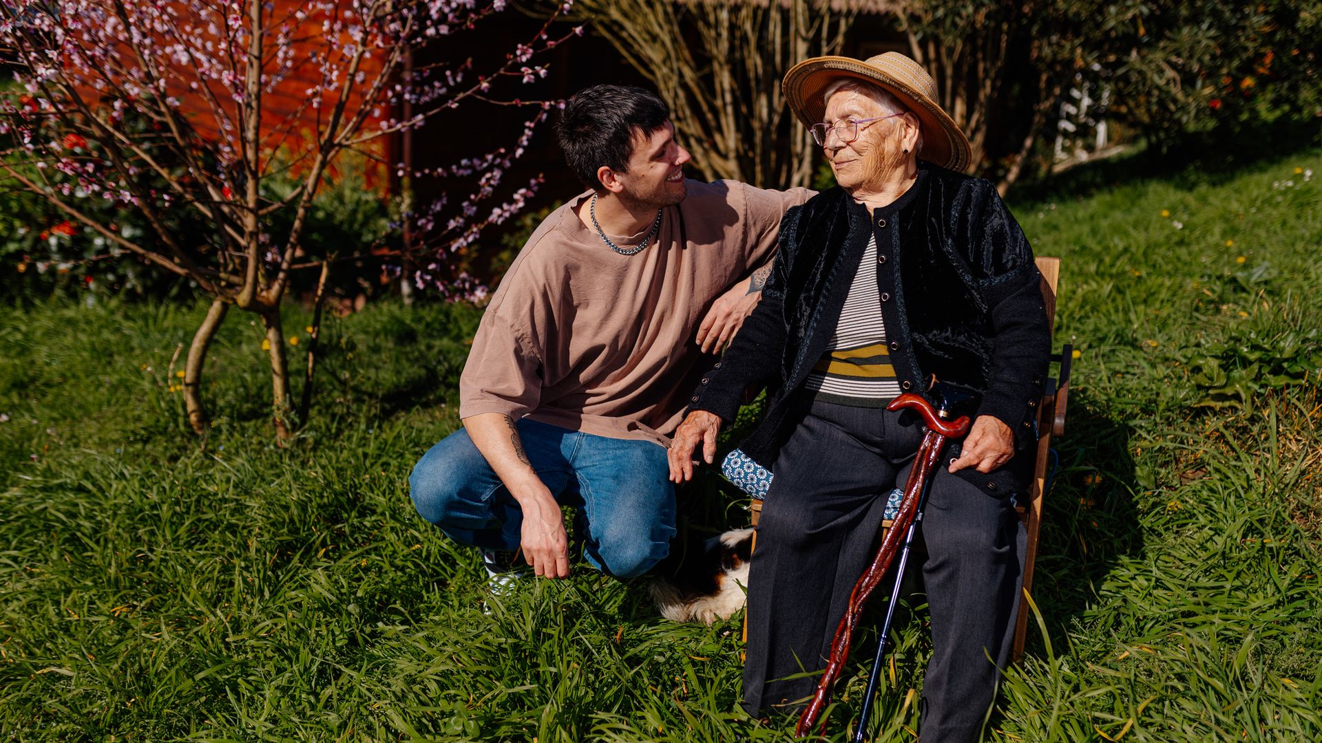 Un asistente personal acompaña a una persona mayor en situación de dependencia