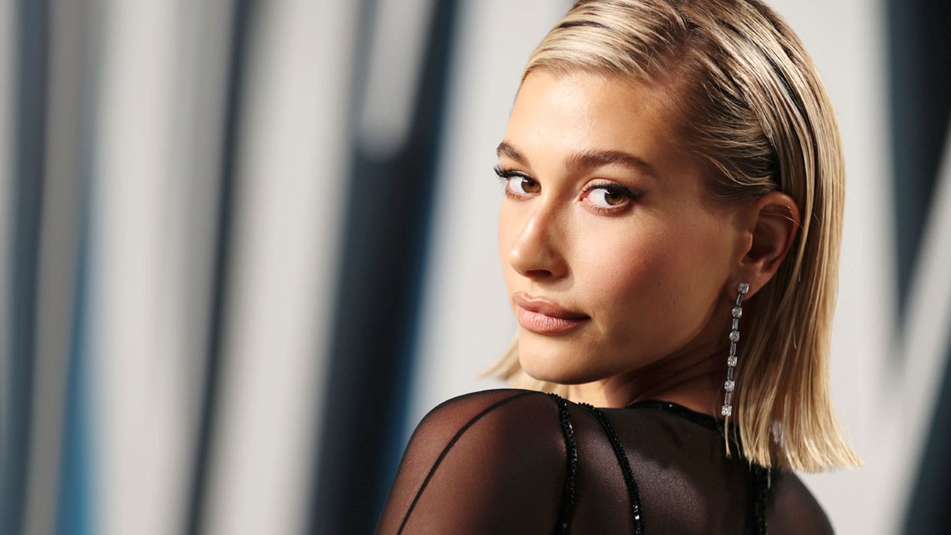 ¡Te sorprenderá! Hailey Baldwin hace viral su atrevido diseño de 6.900 euros y no por su precio