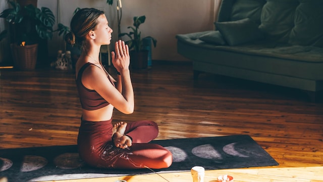 Mujer haciendo yoga