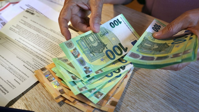 Persona contando billetes de euros