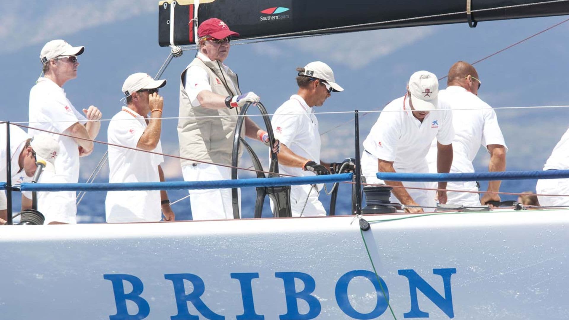 El rey Juan Carlos vuelve a las regatas: así es el 'Bribón', el barco que podría capitanear