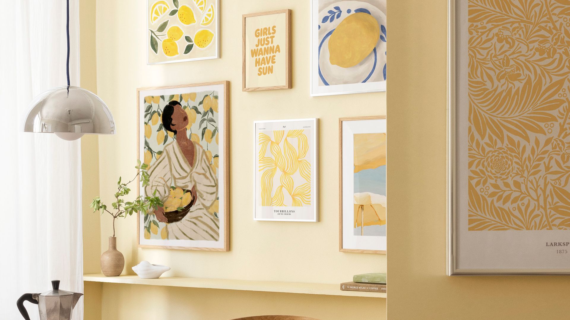 Pared en amarillo mantequilla con láminas coordinadas. Propuesta de Desenio