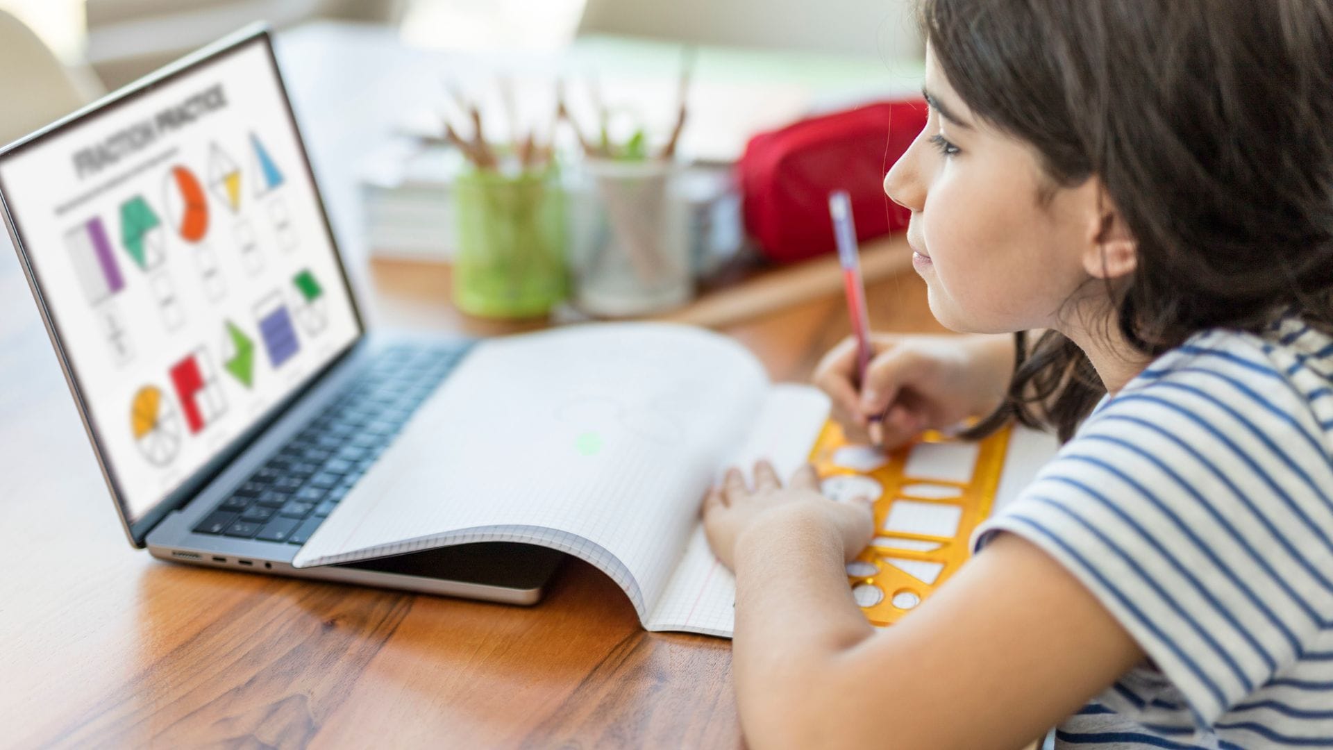 Una niña estudiando con un portátil