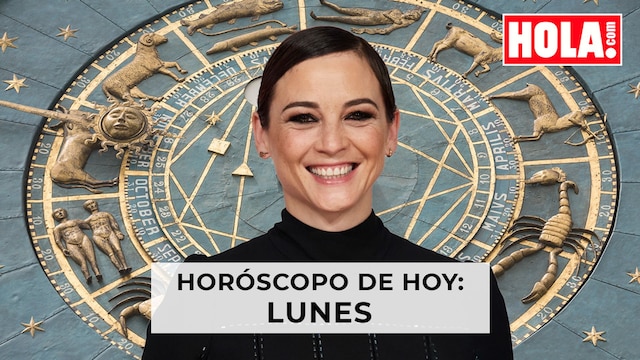 Leonor Watling con la rueda del horóscopo de fondo