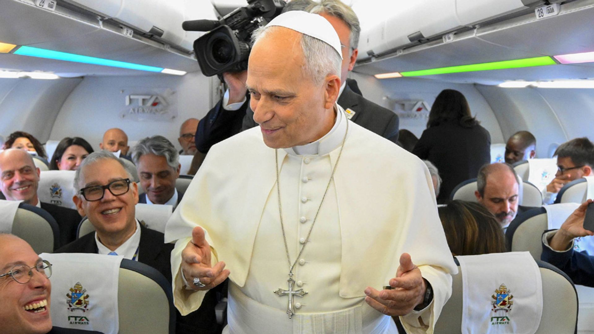 El Papa León XIV, en el avión rumbo a España