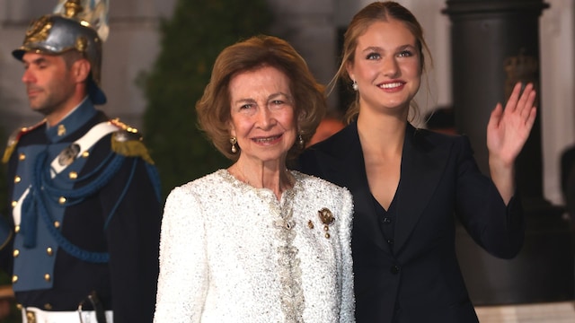 Plano entero de la princesa Leonor y la Reina Sofía saliendo de los premios Princesa de Asturias 2024