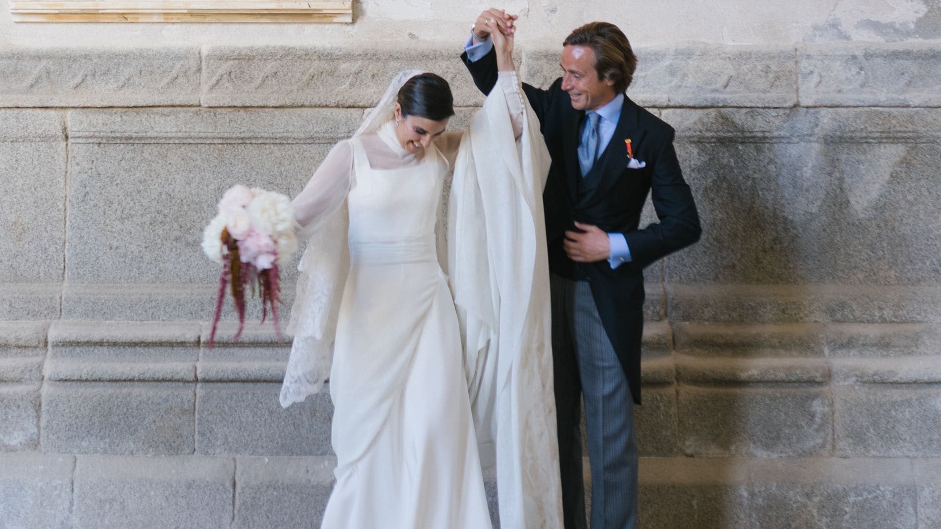 Look de novia viral de Inés Martín Alcalde con mantilla y collar de perlas
