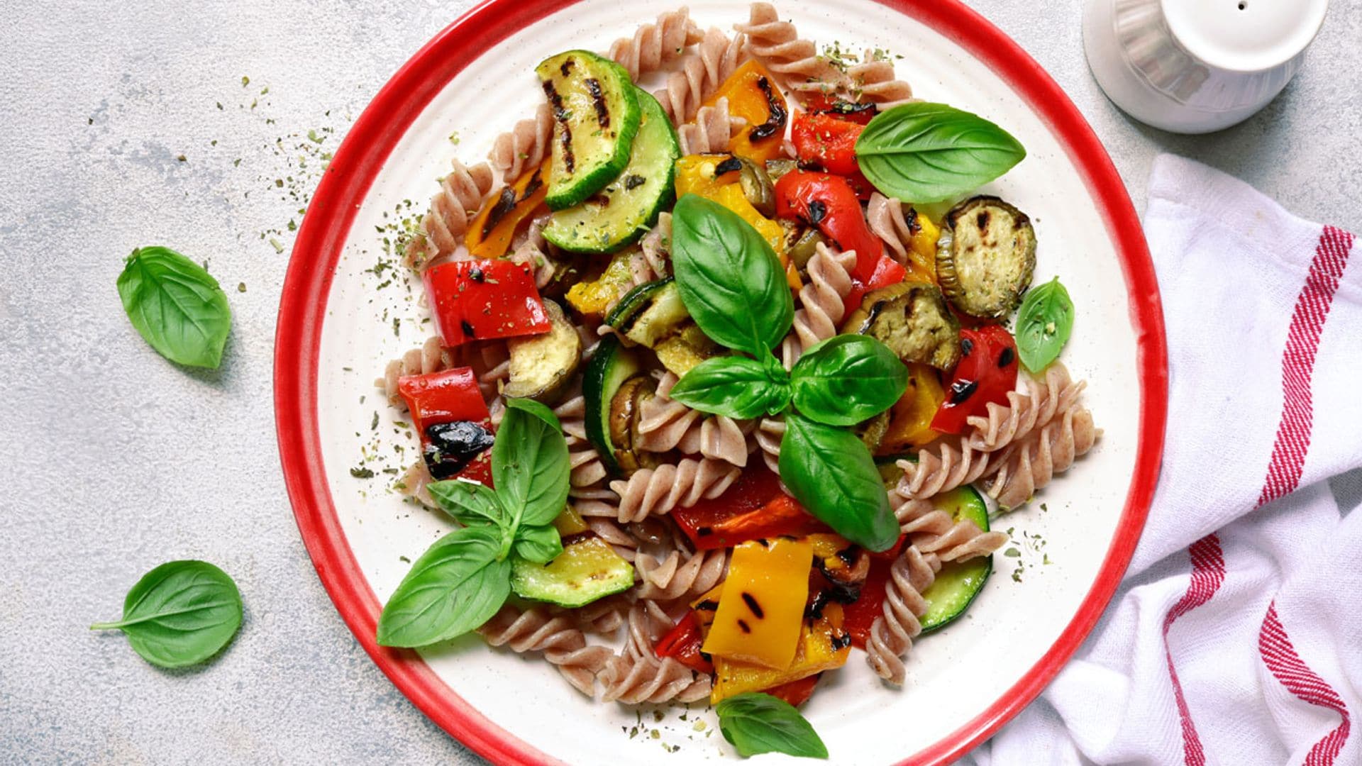 Ensalada templada de pasta integral y verduras
