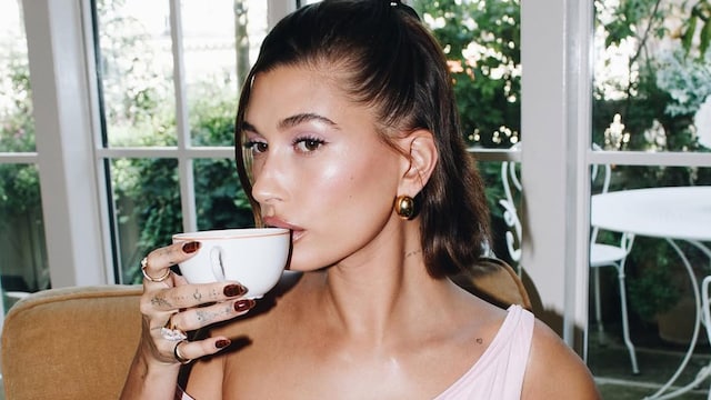 Hailey Bieber tomando café de desayuno saludable