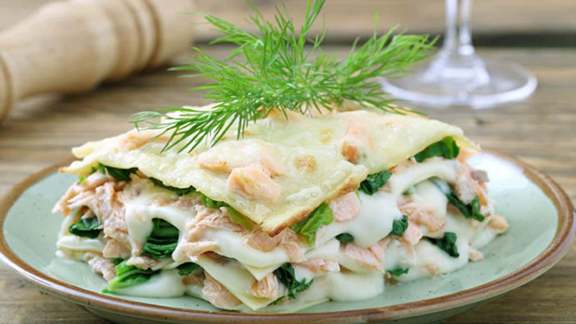 Lasaña con espinacas, salmón y requesón