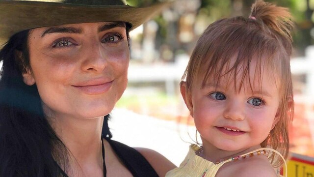 aislinn derbez y su hija kailani