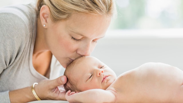 Madre besando a su bebé