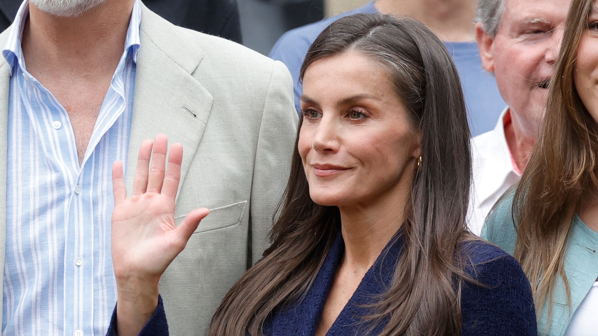 Letizia, la reina de las chaquetas: apuesta por un look marinero que copiaremos en verano