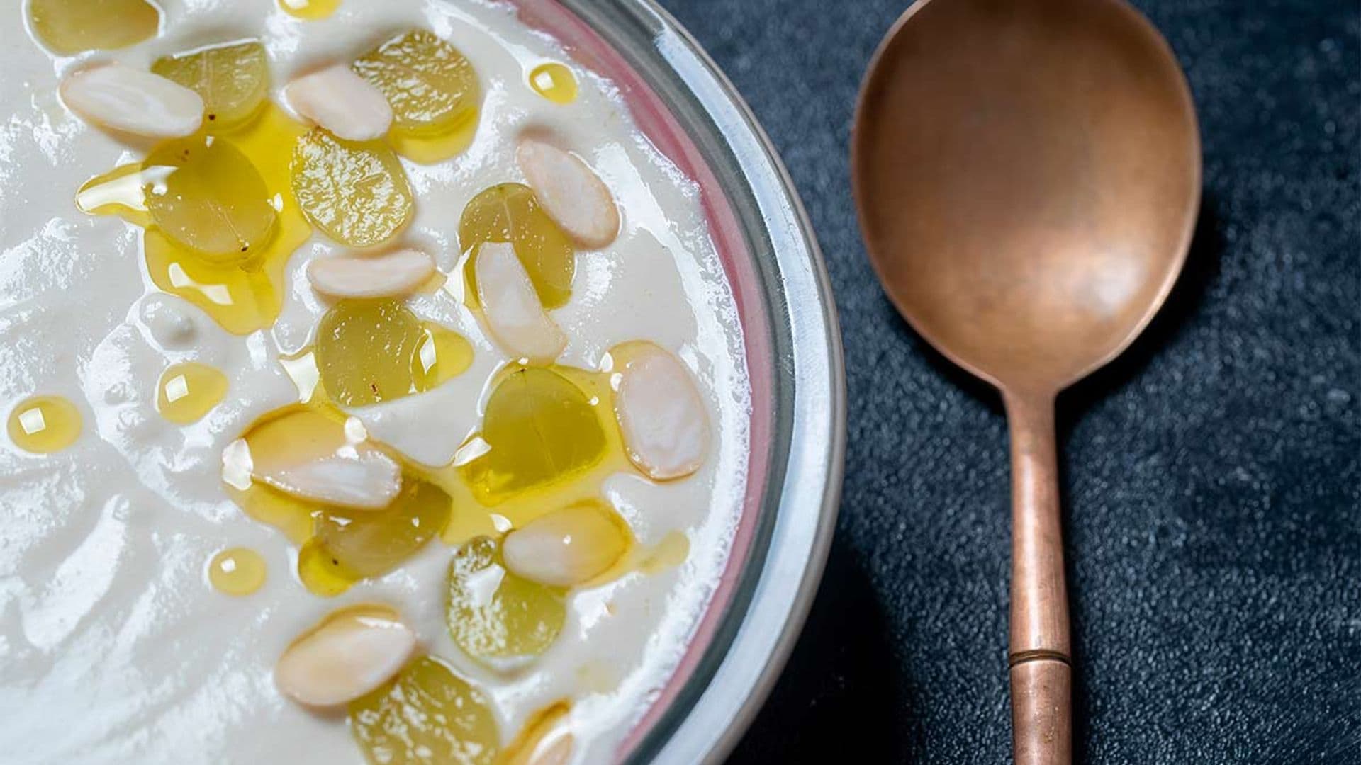 Espuma de ajoblanco con uvas y almendras laminadas
