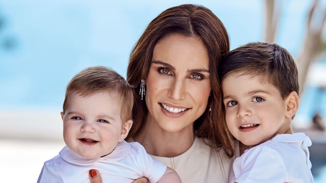 Lucía Villalón con sus dos hijos