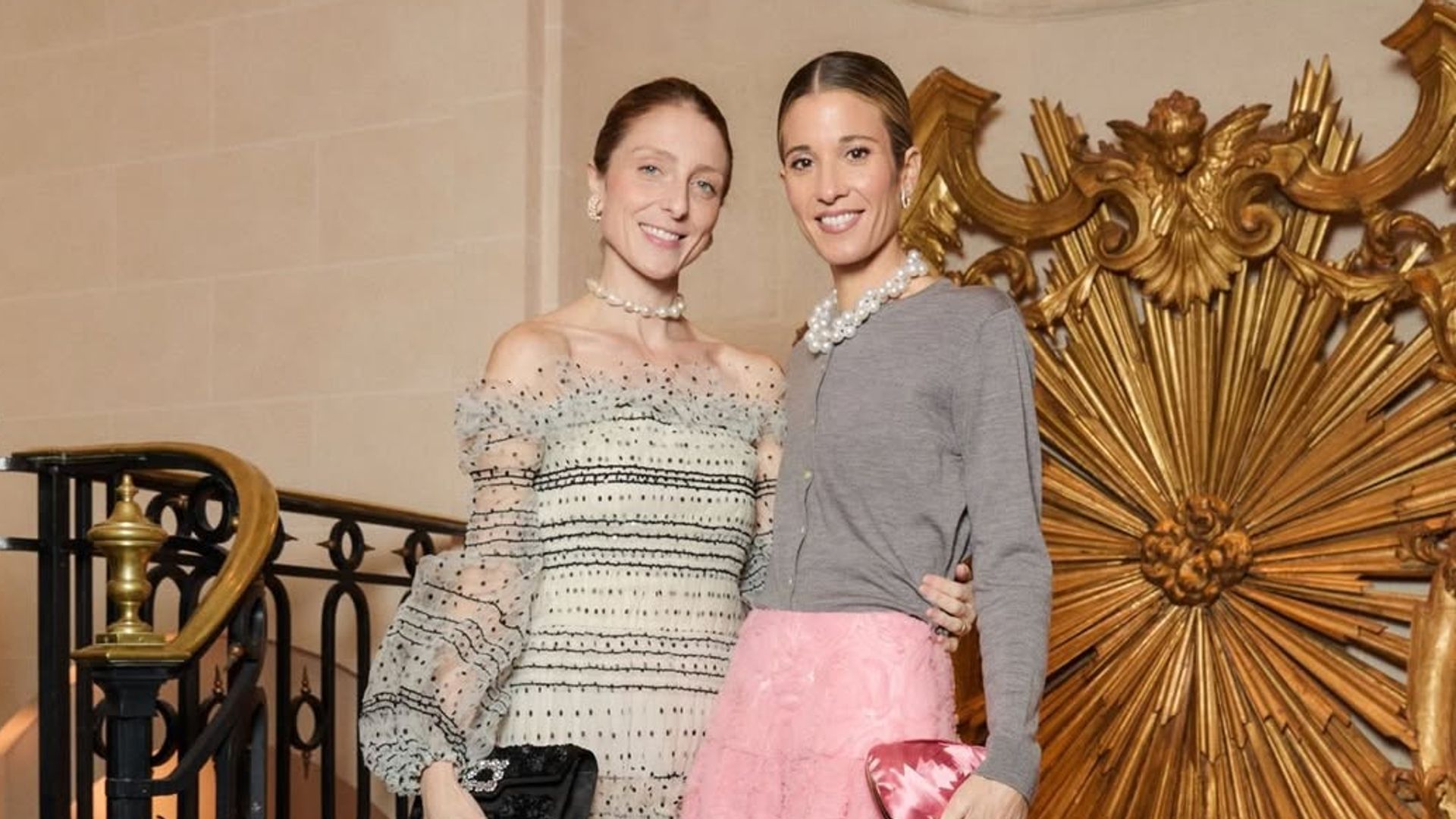 El look más romántico de Inés de Cominges: falda floral rosa, perlas XL ...