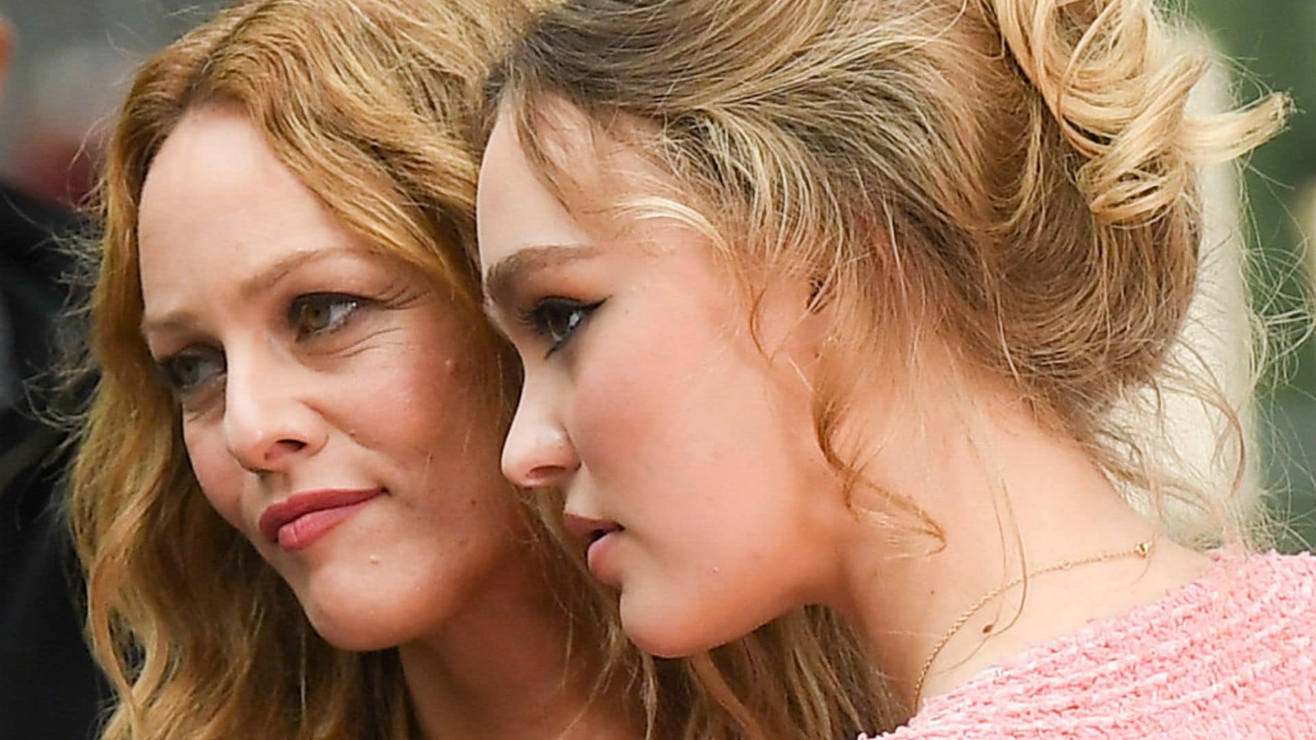 Vanessa Paradis vs Lily-Rose Depp: duelo de estilo madre-hija en el desfile de Chanel