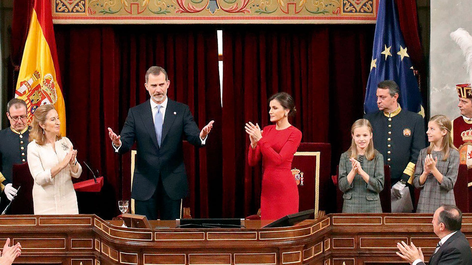 La reina Letizia y Ana Pastor, aplaudiendo al rey Felipe 