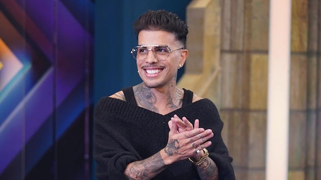 Primer plano de Rauw Alejandro entrando al plató de El Hormiguero