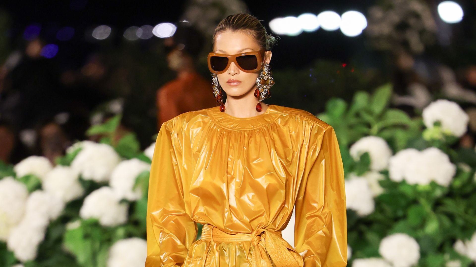 Bella Hadid desfila para Saint Laurent Primavera/Verano 2026