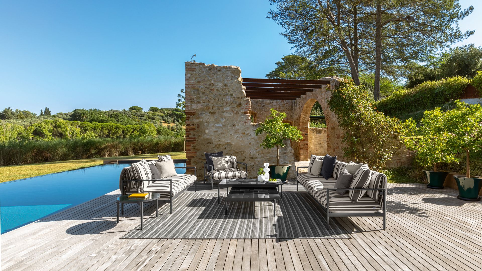 Muebles de exterior que decoran también dentro de casa