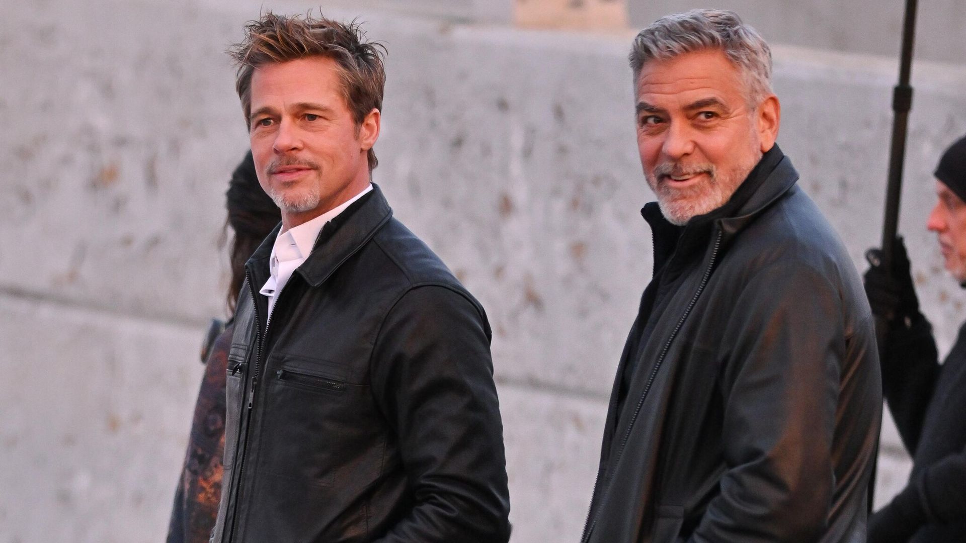 Brad Pitt y George Clooney, los conquistadores, conquistados: flores a Inés y visita de Amal