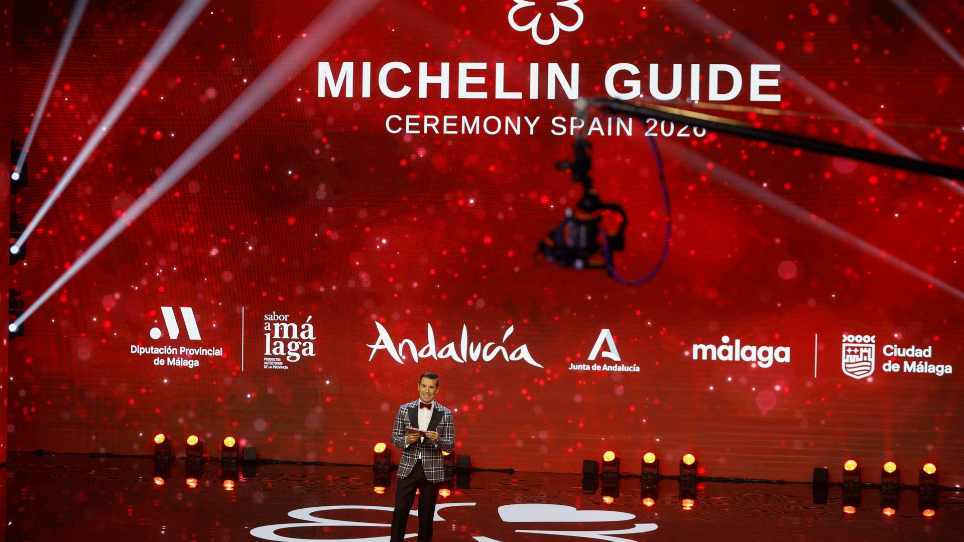 El presentador Jesús Vásquez durante la gala de la Guía Michelin 2026, que desvela los nuevos restaurantes reconocidos por esta asociación en un acto que reúne a más de 700 invitados entre chefs y representantes de los establecimientos con 'Estrella'. EFE/ Jorge Zapata