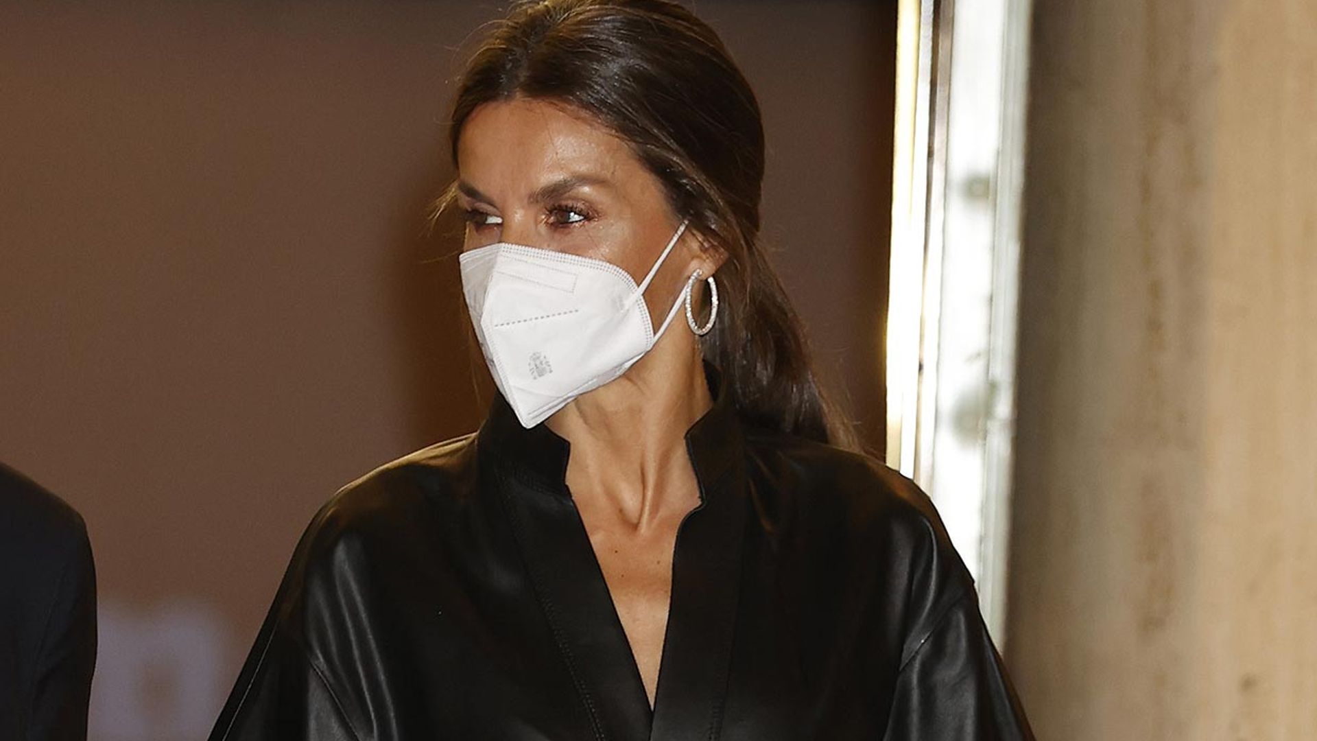 Doña Letizia disfruta de una velada de humor y ciencia en una de sus citas preferidas