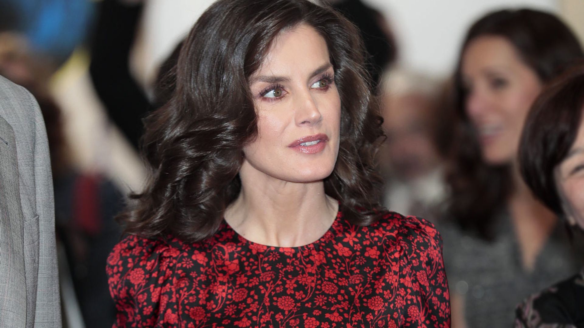 La Reina rompe sus propias reglas con un nuevo vestido floral de rebajas