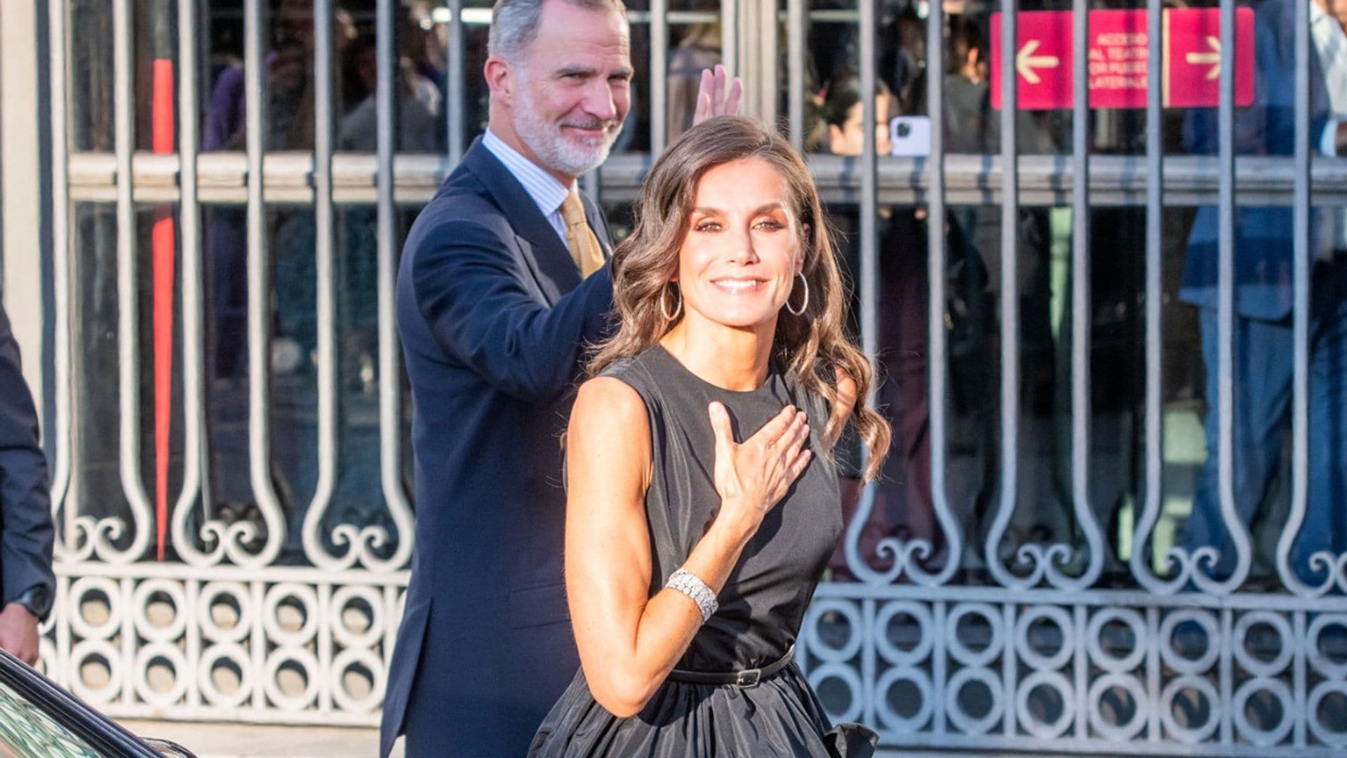 Los reyes Felipe y Letizia, cercanos y muy sonrientes en la apertura de la nueva temporada del Teatro Real