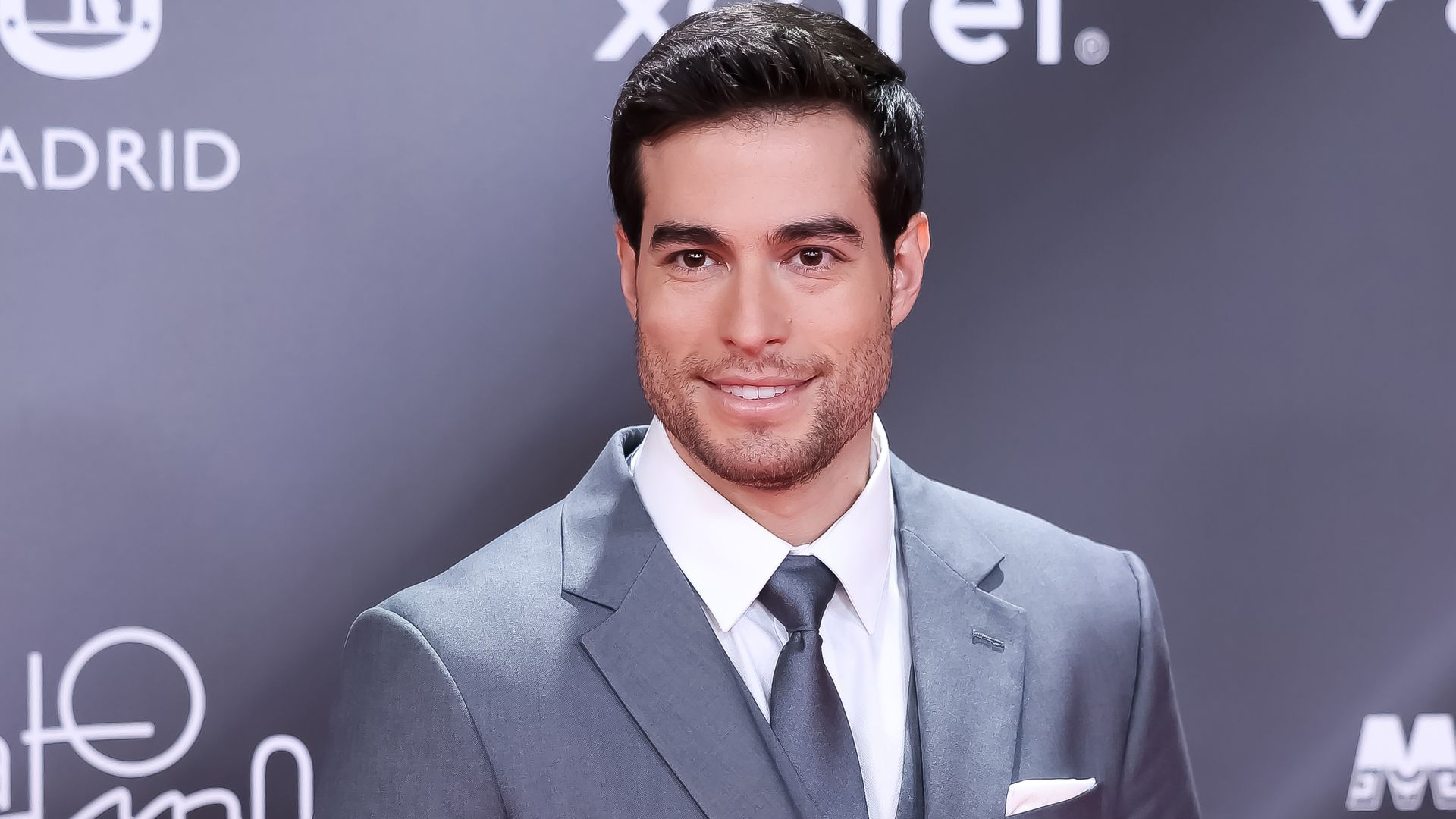 Danilo Carrera acaba con el misterio y posa con su guapa novia en una alfombra roja