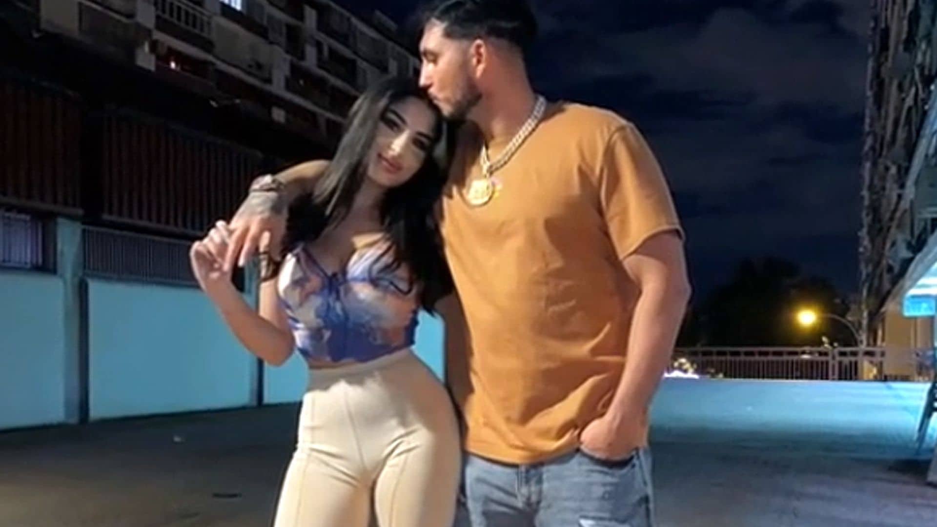 Omar Montes posa (¡y baila!) por primera vez con su nueva novia