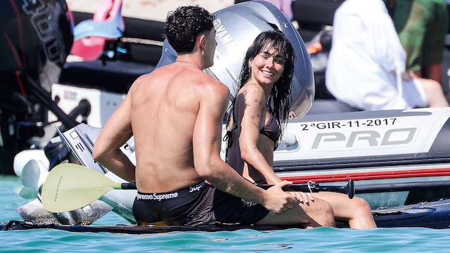Aitana y Plex mirándose de forma romántica