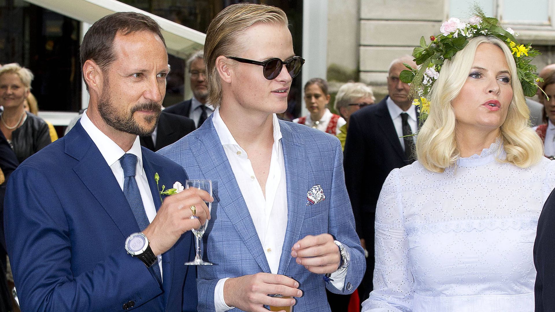 Haakon de Noruega, con Mette-Marit y Marius en un acto en agosto de 2024