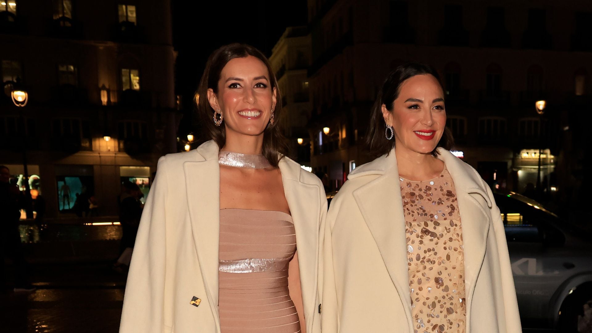 Tamara Falcó y Ana Boyer, dos invitadas con looks coordinados a prueba de lluvia durante una fiesta en Madrid
