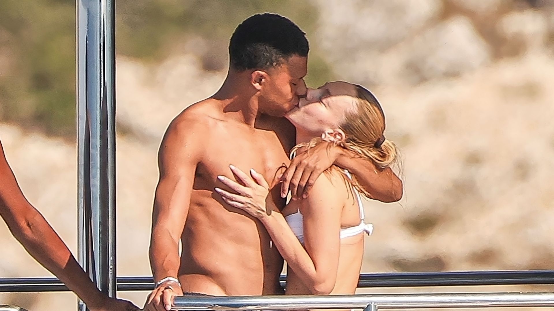Ester Expósito y Mbappé dándose un beso