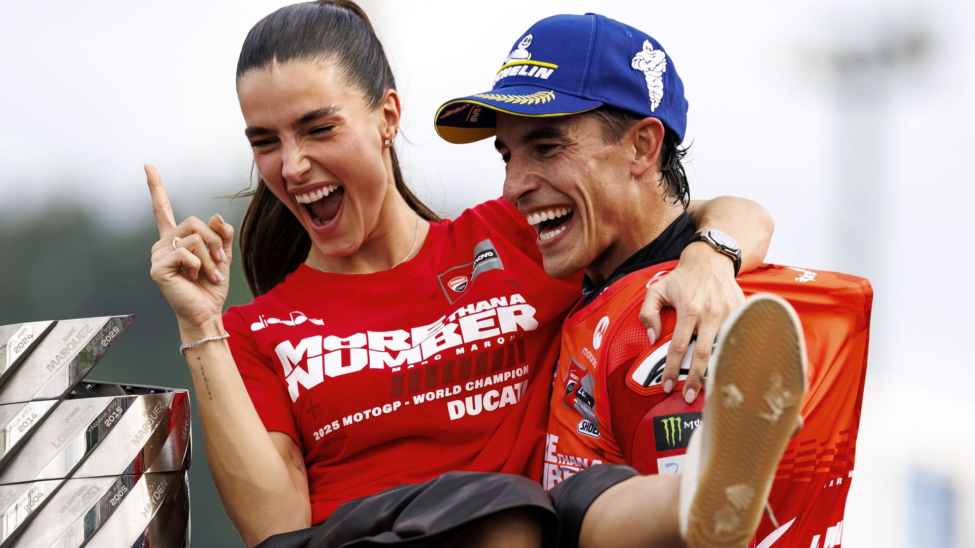 Marc Márquez y Gemma Pinto celebran juntos el campeonato del mundo conquistado por el piloto